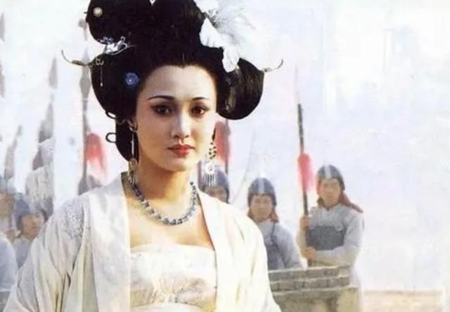 “美人出浴”别尬演，有人一眼万年，有人我想把她按回水里