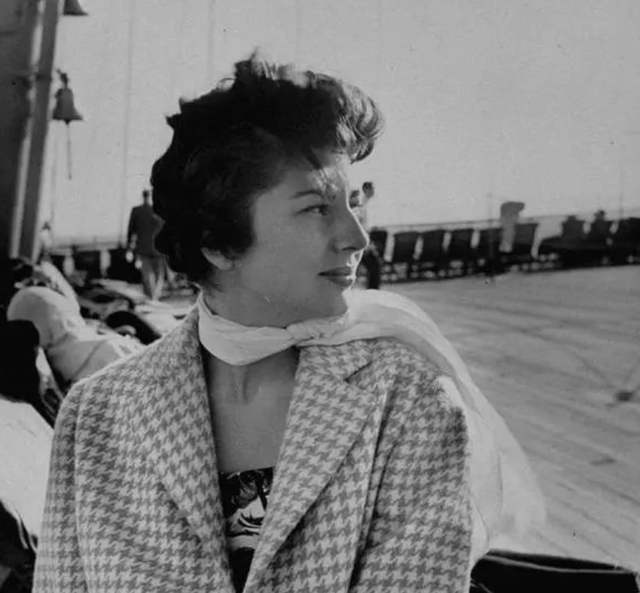 伊朗末代王后：嫁给3婚大19岁国王，母凭子贵坐稳后位