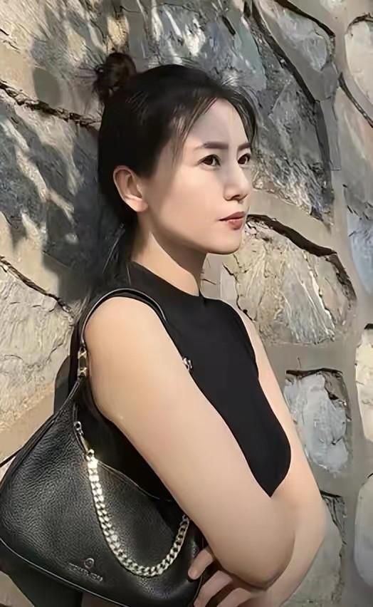 高圆圆小时候美得太夸张!穿塑料凉鞋配白色袜子,小小年纪太时髦