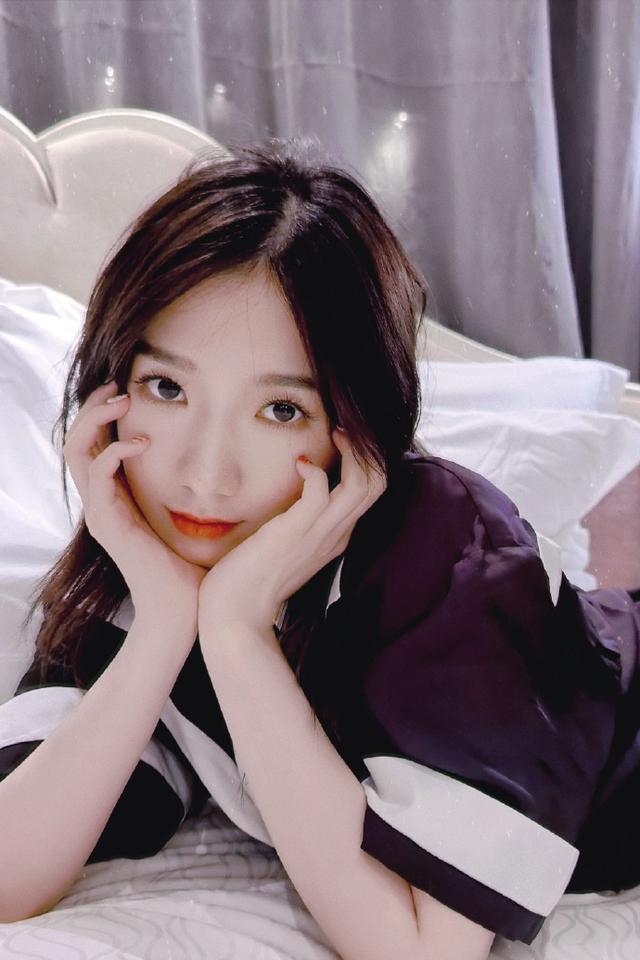 孟美岐趴床上自拍笑侃“做美女好累”，网友：那就做帅哥