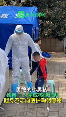 青岛核酸检测现场，小女孩和小男孩的举动温暖无数人……