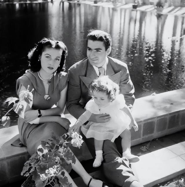 伊朗末代王后：嫁给3婚大19岁国王，母凭子贵坐稳后位