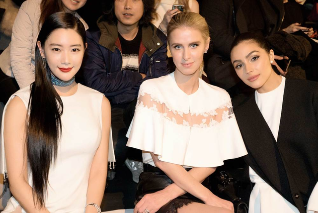 克拉拉身材真无人能及,穿白色鱼尾裙妩媚迷人,“水蛇腰”太戏精