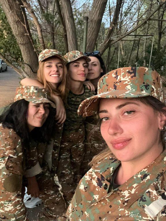 亚美尼亚女兵，能与以色列女兵媲美，7名女星参与训练，坦言太苦