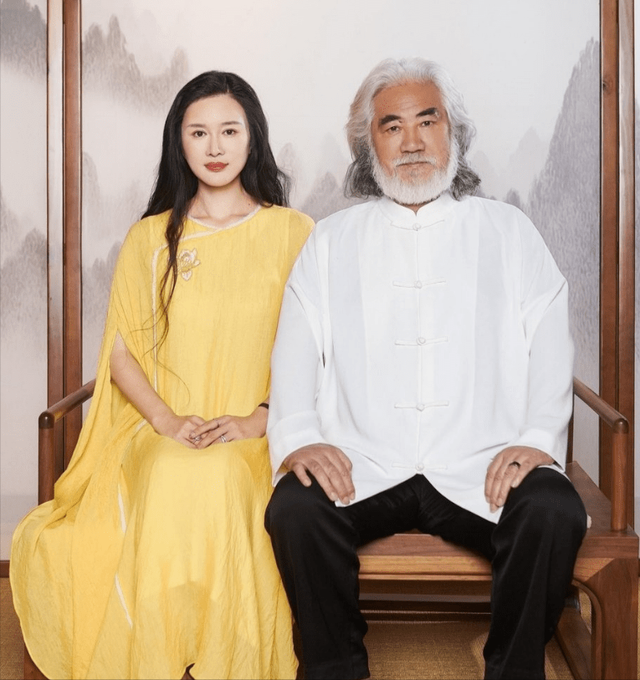 71岁张纪中意外曝出娇妻哺乳照！夫妇差31岁，娇妻为他再添两胎