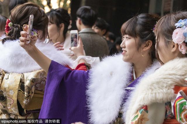 笑靥如花！日本明治神宫举行成人礼 年轻女孩身穿和服拍照