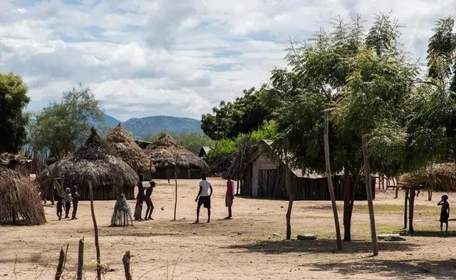 非洲女孩巴特曼因有巨臀,一生被赤身裸体展览,死后还被做成标本