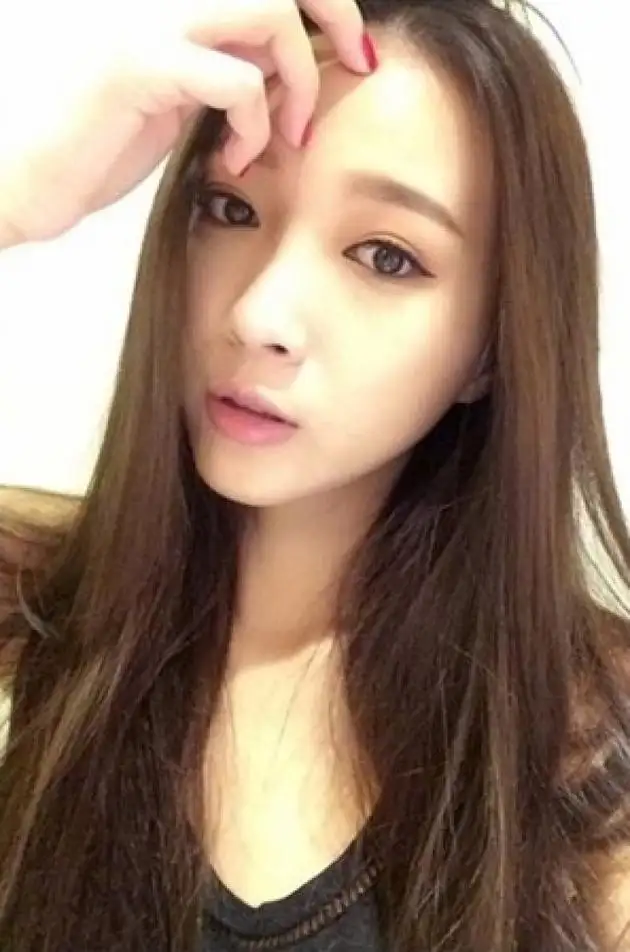 39岁男星曝恋情！与美女十指紧扣当街拥吻，女方打扮性感身材苗条