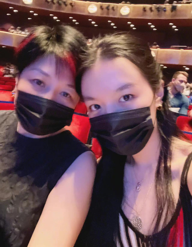 20岁法图麦晒性感美照！秀蛮腰美艳高挑神似爸，或美国出道当演员