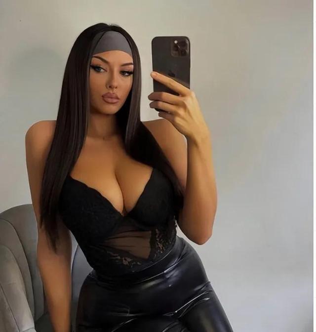 火辣的曲线，迷人的面孔，欧美性感IG网红：Isabella