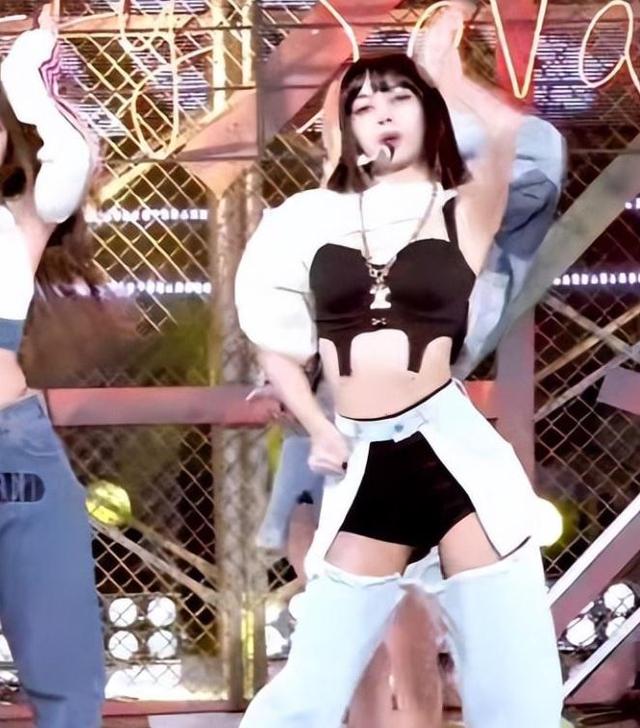 超短裙里不穿安全裤，韩国女团着装又惹争议，为了人气不择手段