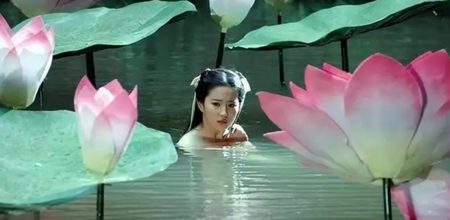 “美人出浴”别尬演，有人一眼万年，有人我想把她按回水里