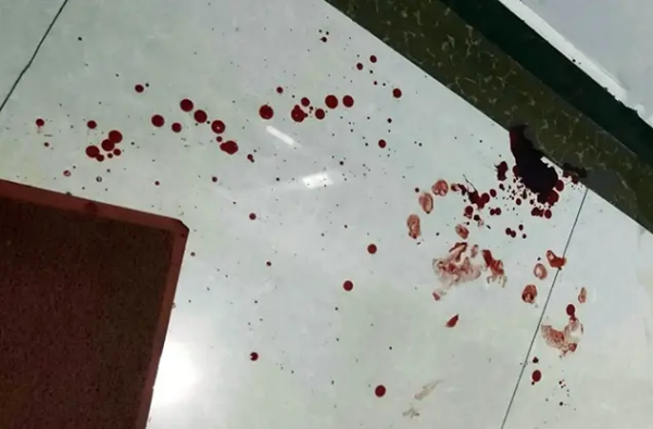 98年美国女子在家赤裸身亡，留下180处伤口，一张照片成破案关键