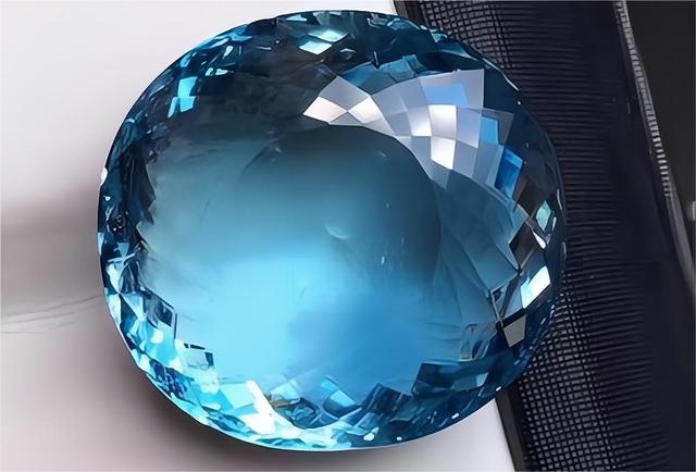 “男士见我，要亲吻我的右脚。”北京女孩王维丽成非洲女王，牛！