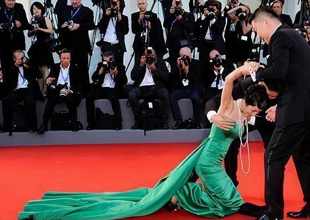 肩带崩断、裙下走光,这些女明星走红毯的社死瞬间,画面太尴尬了