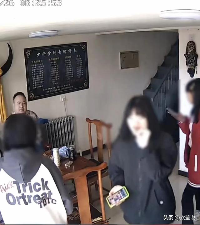 三名未成年女孩欲纹身，店家：不到18不给纹！