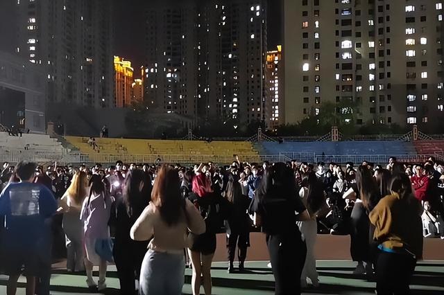 封校后，美女大学生在操场热舞，舞姿热烈妩媚，引众人驻足围观