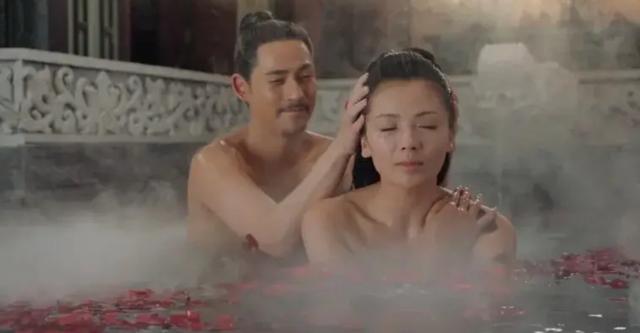 “美人出浴”别尬演，有人一眼万年，有人我想把她按回水里