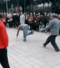 美女在泳池边跳舞，下一秒把我逗笑了，太搞笑了