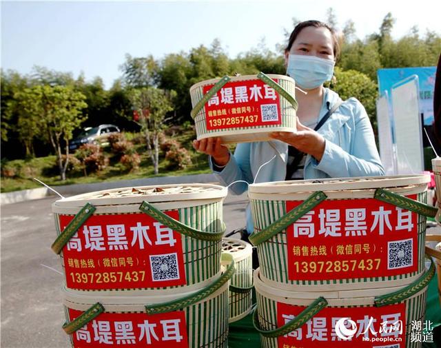 湖北女县委书记直播代言农产品 百万网友围观