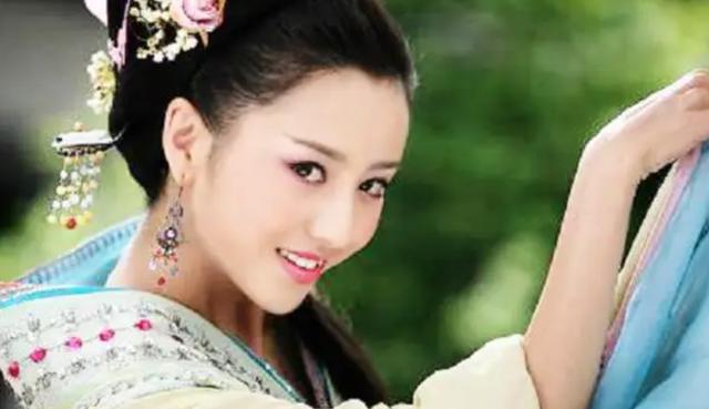 “美人出浴”别尬演，有人一眼万年，有人我想把她按回水里