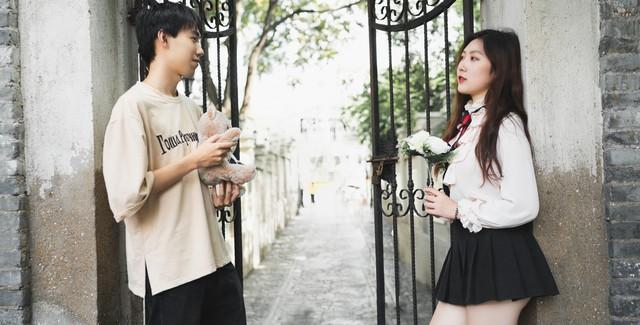 一位妻子在外出差 ，用聊天软件试探老公发现惊天秘密的真实故事。