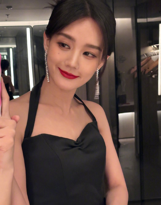 女星红毯来袭！李小冉美丽冻人，张萌半露酥胸，万茜深V开到肚脐