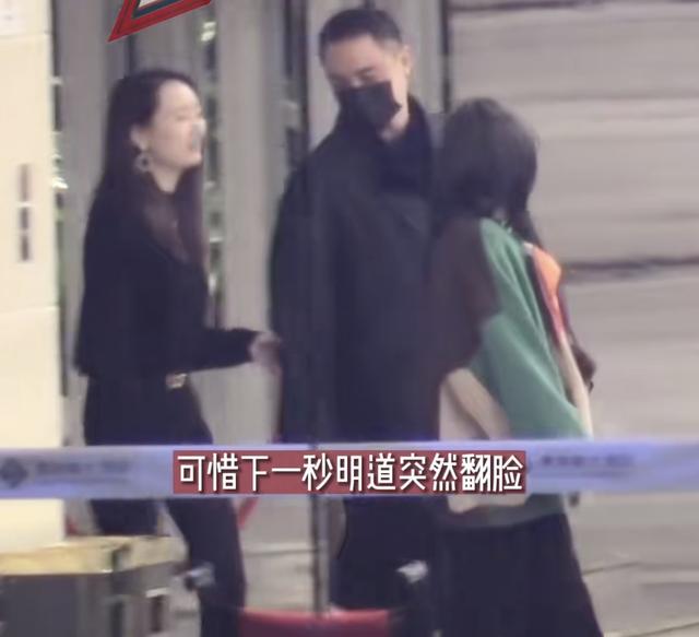 明道夜会两女疑婚内出轨！与高挑美女亲热挽手，发现被拍慌乱甩开