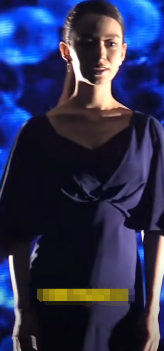 吉娜挺8月孕肚录节目，锁骨明显排骨胸抢镜，网友：还穿束身衣？