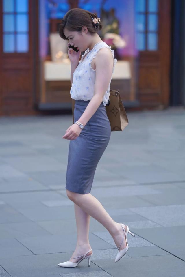 穿花背心短裙配高跟鞋秀好身材的甜美小姐姐