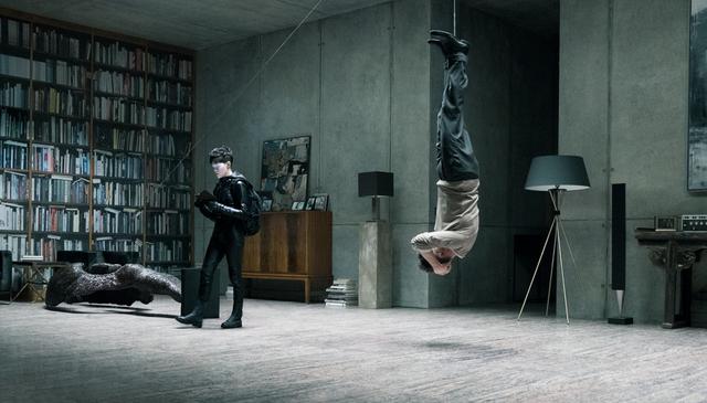 《蜘蛛网中的女孩》曝预告 克莱尔-福伊凶悍亮相