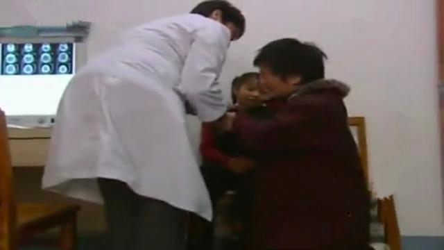 年幼女孩被绑八年，每天家里传出哭声，父母：“我们也不想的。”