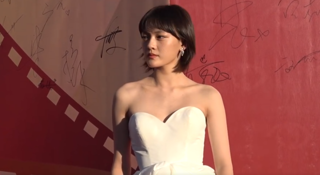 女星红毯PK再起波澜：露腿露脐露胸口，看谁做得更加不显心机