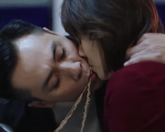 又惹争议了，嘴含戒指接吻，国产剧的吻戏开始了一场“病态传承”