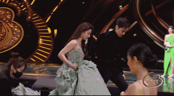 刘亦菲“内衣照”被骂上热搜：她的胸，碍了谁的眼？