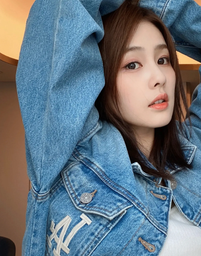 完美女神是假的，胯宽腿粗，溜肩没腰，生图揭露人间真实