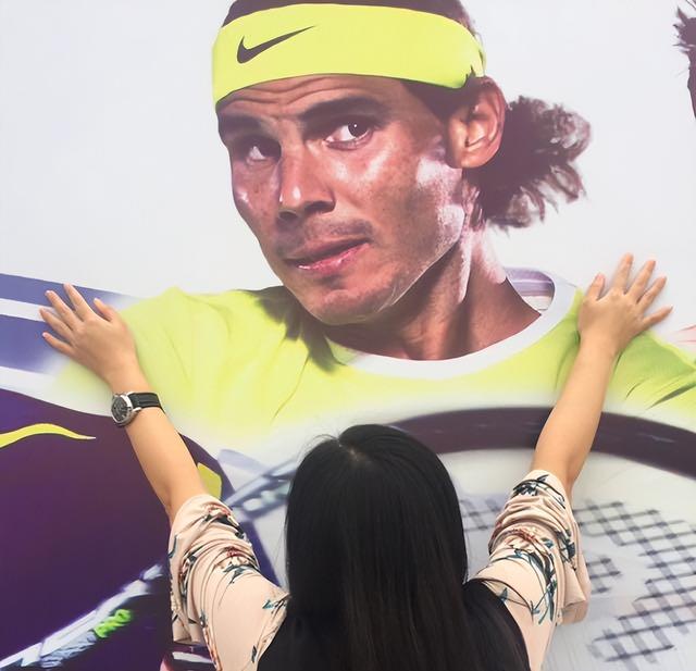 祝贺！中国网球美女追偶像成功，与纳达尔同框，见面时激动落泪