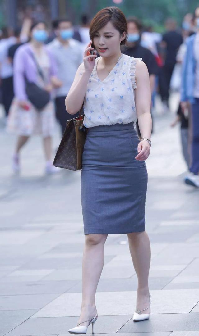 穿花背心短裙配高跟鞋秀好身材的甜美小姐姐