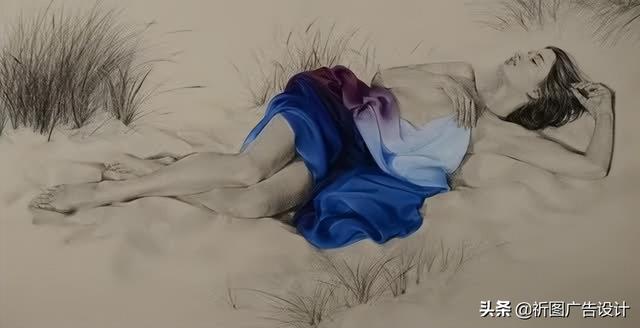 她的木炭粉彩画堪称一绝，性感素描将人体线条展现的性感迷人