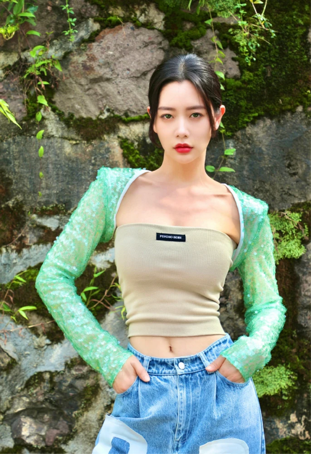 克拉拉身材真无人能及,穿白色鱼尾裙妩媚迷人,“水蛇腰”太戏精