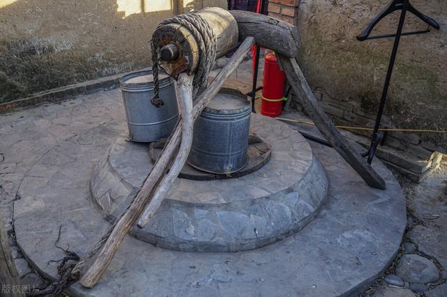 不敢看第二遍！4岁男孩被7岁女孩扔井中，网友：建议搬家