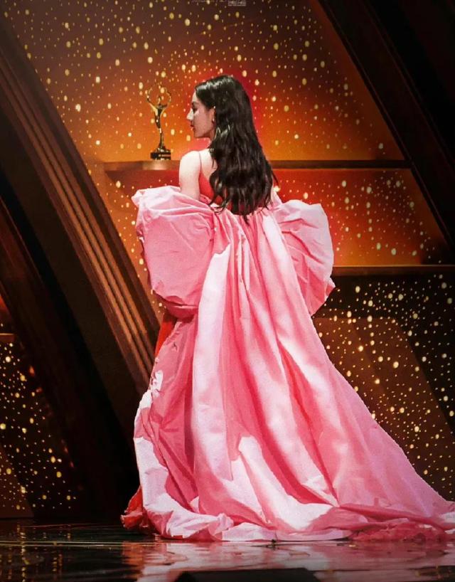 神图!“美神降临”迪丽热巴微博之夜 2023