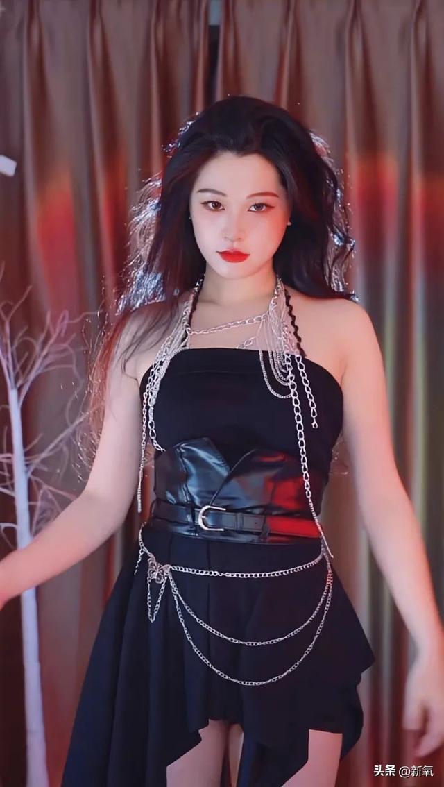 坐拥100万粉丝的美少女，直播间点赞量高达1亿，实力如何？