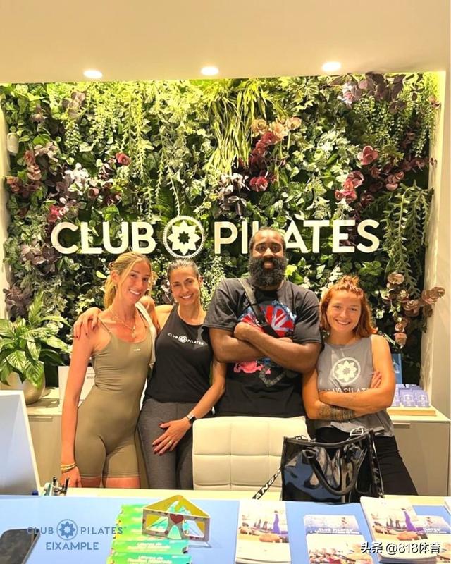 女人缘!哈登光顾巴塞罗那普拉提俱乐部,搂着3位白人美女咧嘴大笑
