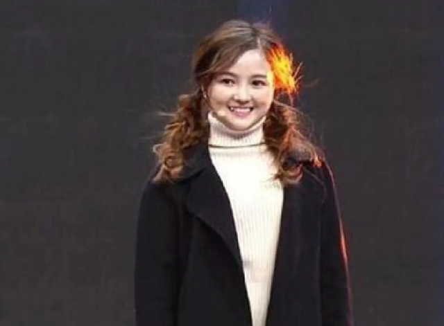 “最美袖珍人”黄韵伊,1米35酷似女明星,年入百万仍然单身