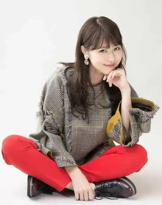 安倍晋三贴身女保镖穿衣时髦又漂亮，是日本宅男心中的女神