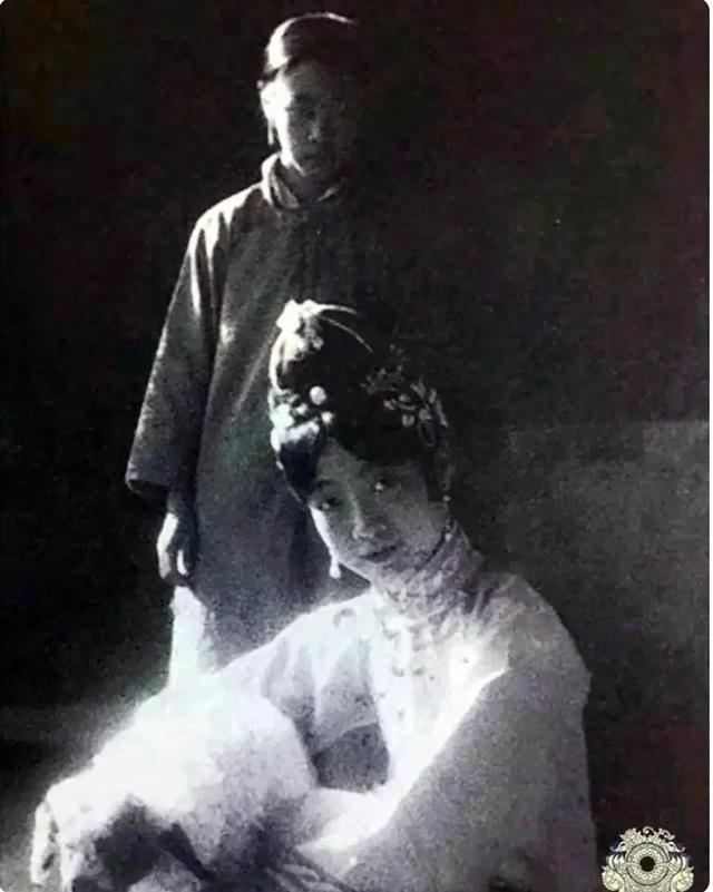 成都姑娘穿清宫服打麻将火了！她们美得让人对清朝服装刮目相看