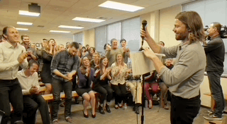 美最有良心老板翻车！自砍百万年薪补贴员工，却PUA性侵多位女性