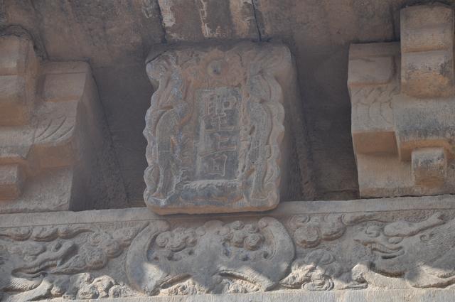 留有残缺的贞洁牌坊，隐藏着女子不为人知苦楚羞涩的往事