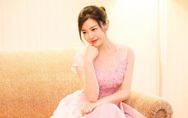 人前很清纯，人后却疯狂？这10位情史混乱的女星，才是“老司机”